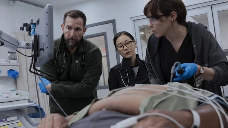 The Pitt no cuenta un año entero en un hospital, sino una sola guardia llevada al extremo.