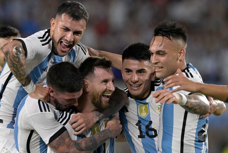 Thiago Almada con la camiseta 16 de la Selección Argentina en el Mundial Qatar 2022. (Foto: AFP)