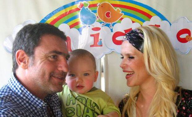 Thiago, junto a sus papás. (Foto: álbum Nazarena Vélez)