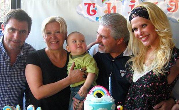 Thiago, junto a sus papás y abuelos maternos. (Foto: álbum Nazarena Vélez)