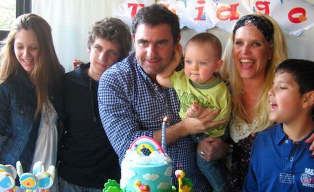 Thiago, junto a sus papás y sus hermanos. (Foto: álbum Nazarena Vélez)