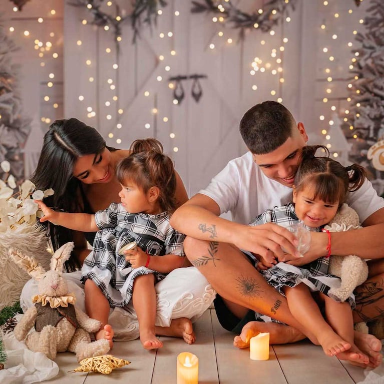 Thiago Medina, Daniela Celis y las gemelas Laia y Aimé (Foto: Instagram @danielacelis01)