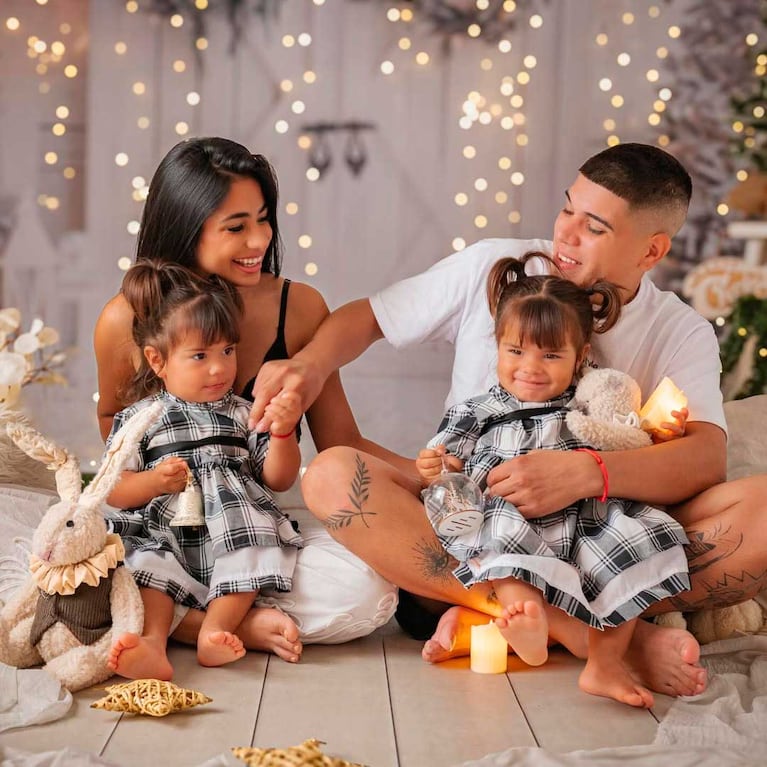 Thiago Medina, Daniela Celis y las gemelas Laia y Aimé (Foto: Instagram @danielacelis01)