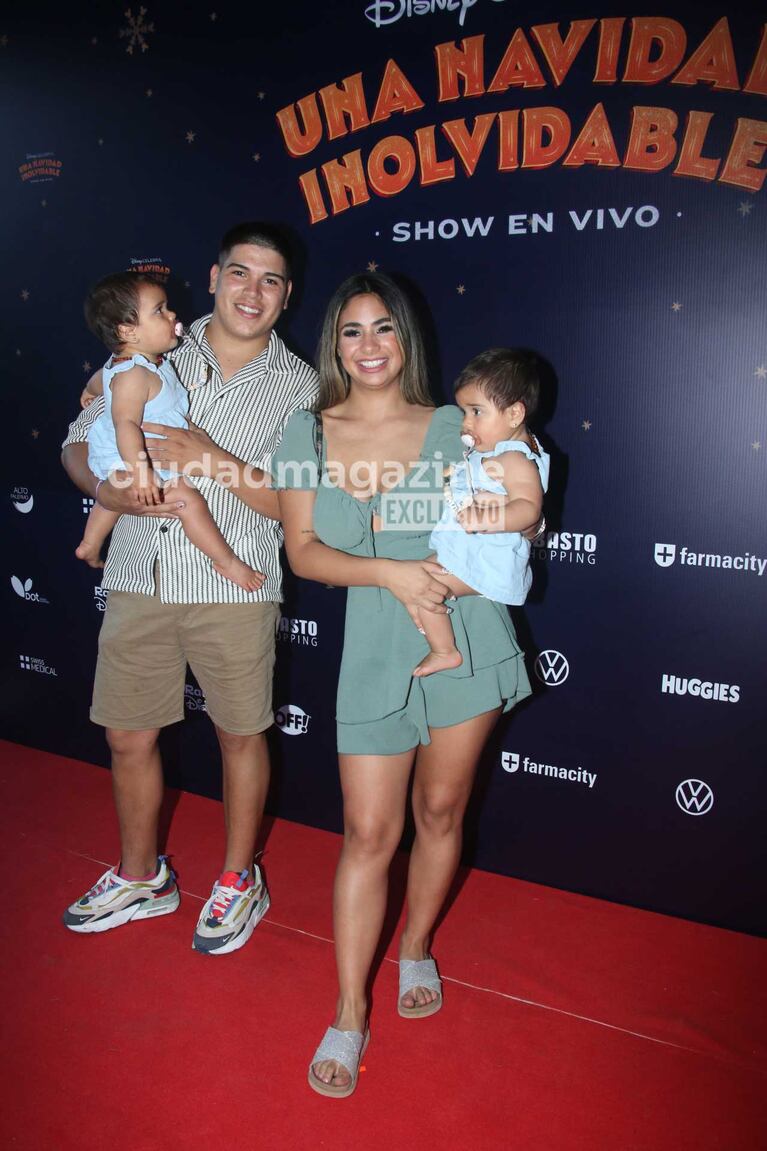 Thiago Medina, Daniela Celis y sus hijas (Foto: Movilpress)