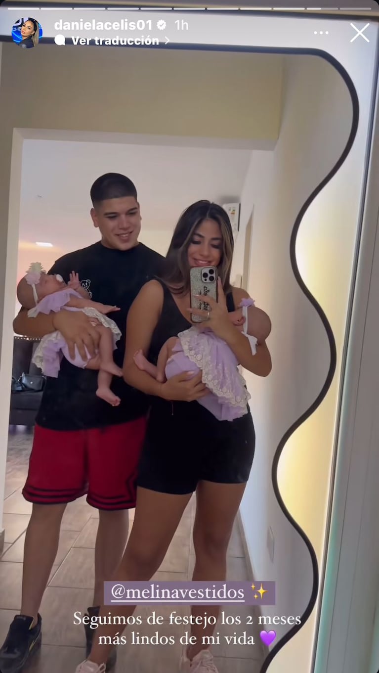 Thiago Medina y Daniela Celis con sus gemelas de dos meses (Foto: captura de Instagram).