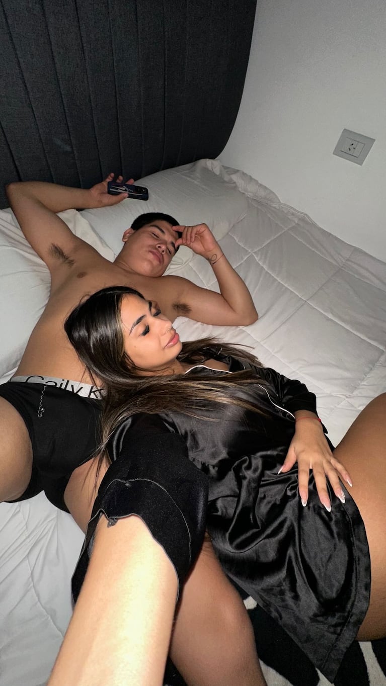 Thiago Medina y Daniela Celis en la cama.