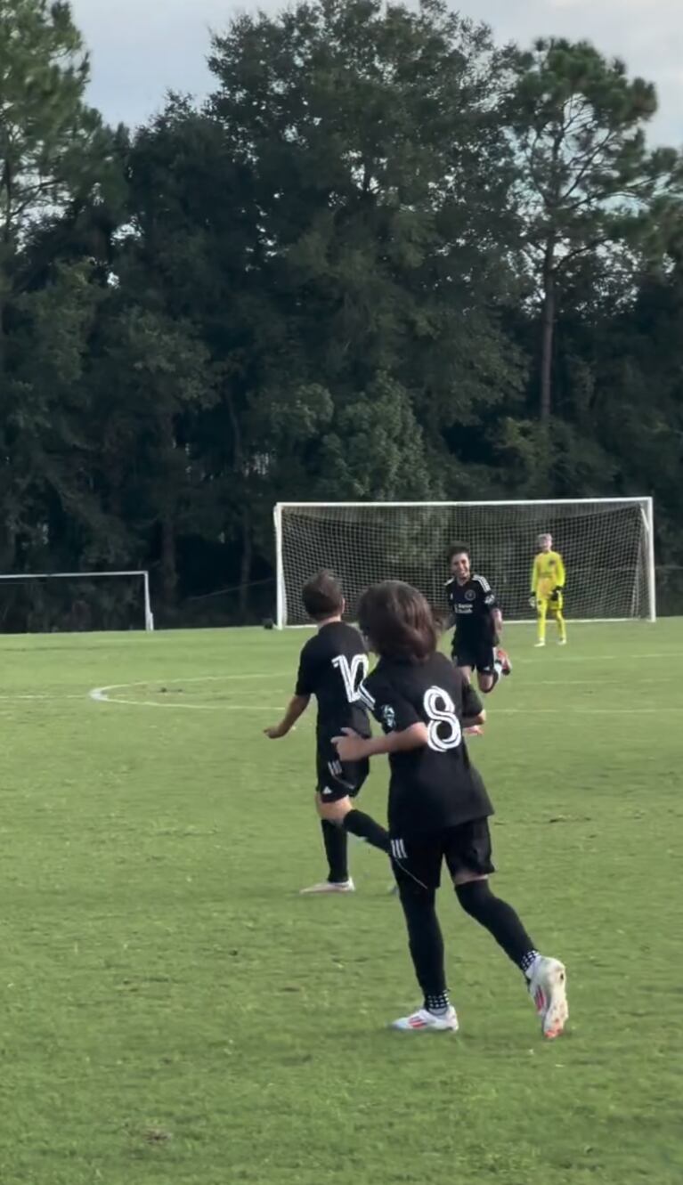 Thiago metiendo un golazo.