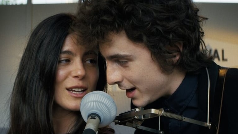 Thimotée Chalamet se pone en la piel de Bob Dylan en 'Un completo desconocido'.
