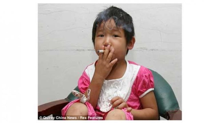 Tiene 3 años y es adicta al tabaco y a la cerveza