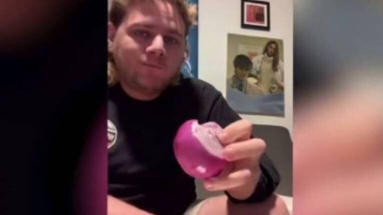 Tiene Covid-19 y se graba comiendo cebolla y ajo como si nada