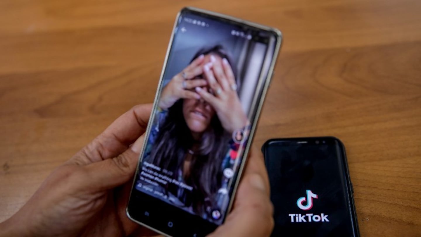 TikTok cambia opciones de configuración por defecto de los usuarios menores de 18 años para reforzar la privacidad. Foto: DPA.