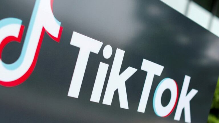 TikTok permite denunciar o bloquear hasta 100 comentarios y cuentas a la vez. Foto: Reuter.