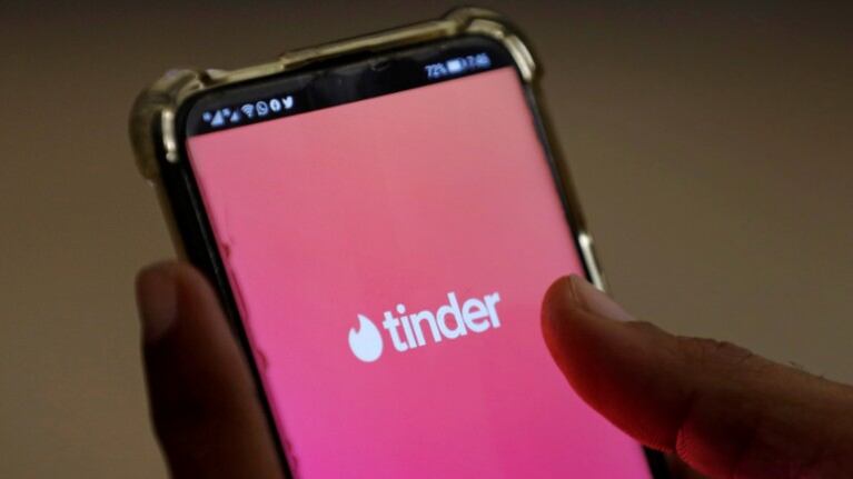 Tinder muestra alertas cuando su IA detecta mensajes con lenguaje ofensivo. Foto: Reuter.