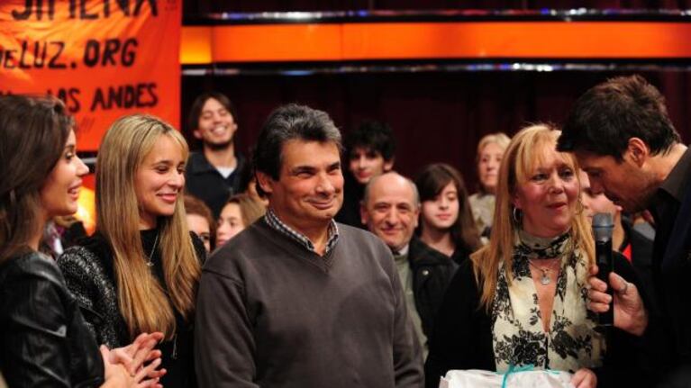 Tinelli en el medio de Laurita y Belén Francese