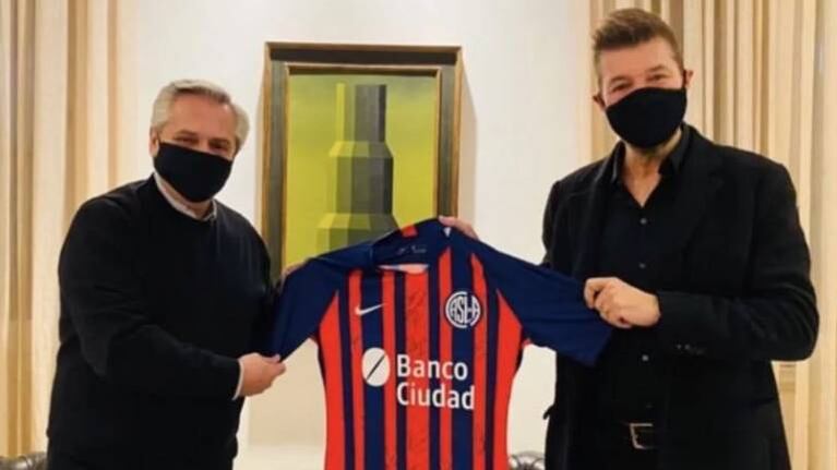 Tinelli se juntó con Alberto Fernández y le regaló una camiseta de San Lorenzo