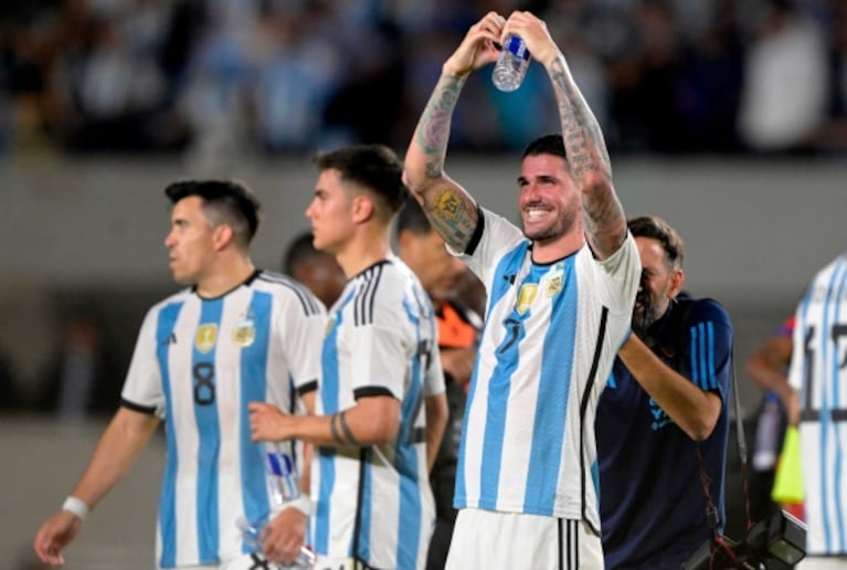 Tini Stoessel bajó al campo de juego a felicitar a Rodrigo de Paul en la fiesta de la Selección Argentina 