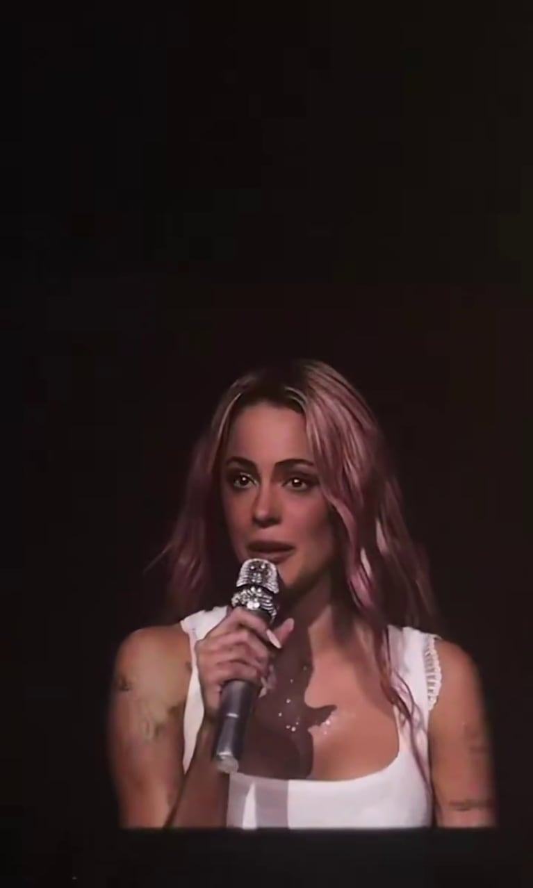 Tini Stoessel habló de su crisis familiar en pleno show (Foto: captura de X/@tinimanobal).