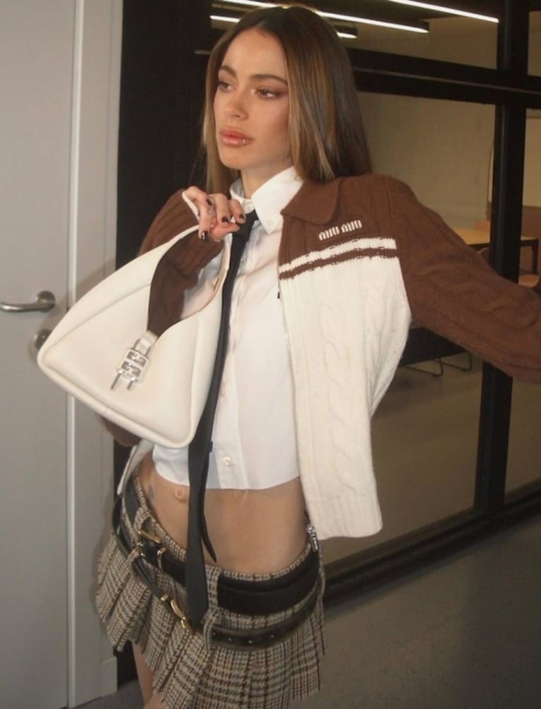 Tini Stoessel impactó con su look "colegiala": minifalda a cuadros, crop top y corbata