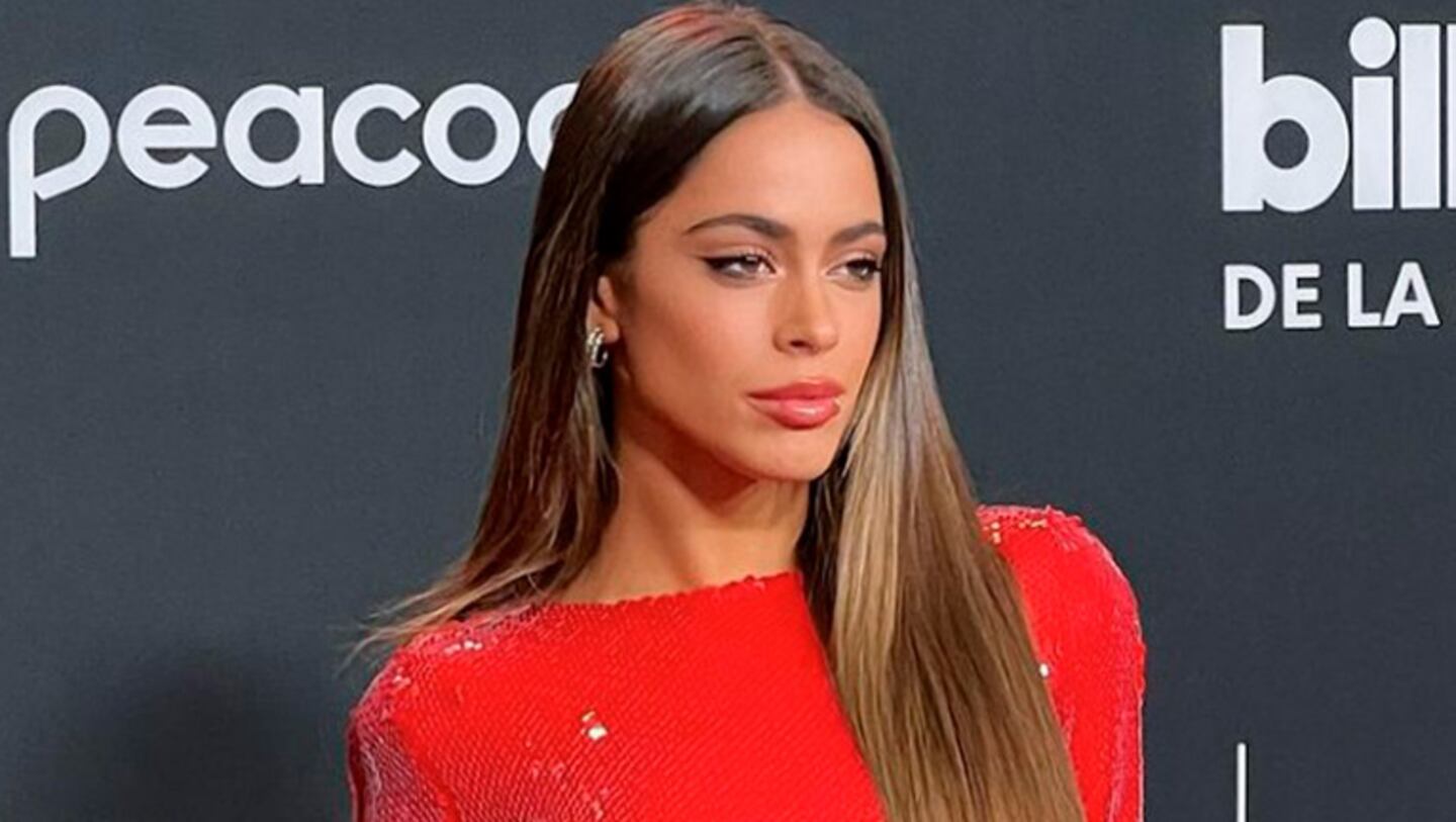 Tini Stoessel impactó con un vestido rojo a puro brillo en los premios Billboard.