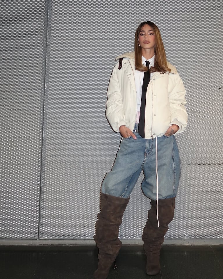 Tini Stoessel marca tendencia con un look con guiño a las camisas dipláticas (Foto: Instagram/@tinistoessel).