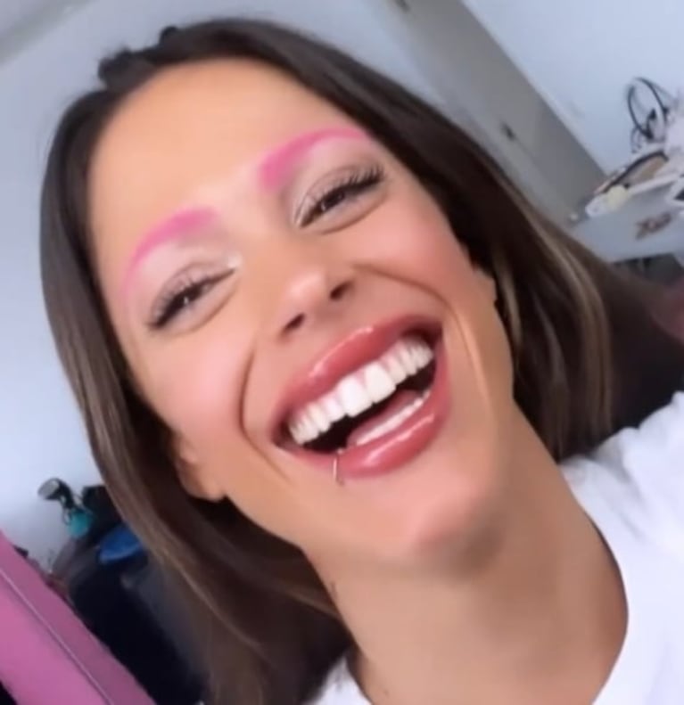 Tini Stoessel se tiñó las cejas de fucsia y revolucionó las redes