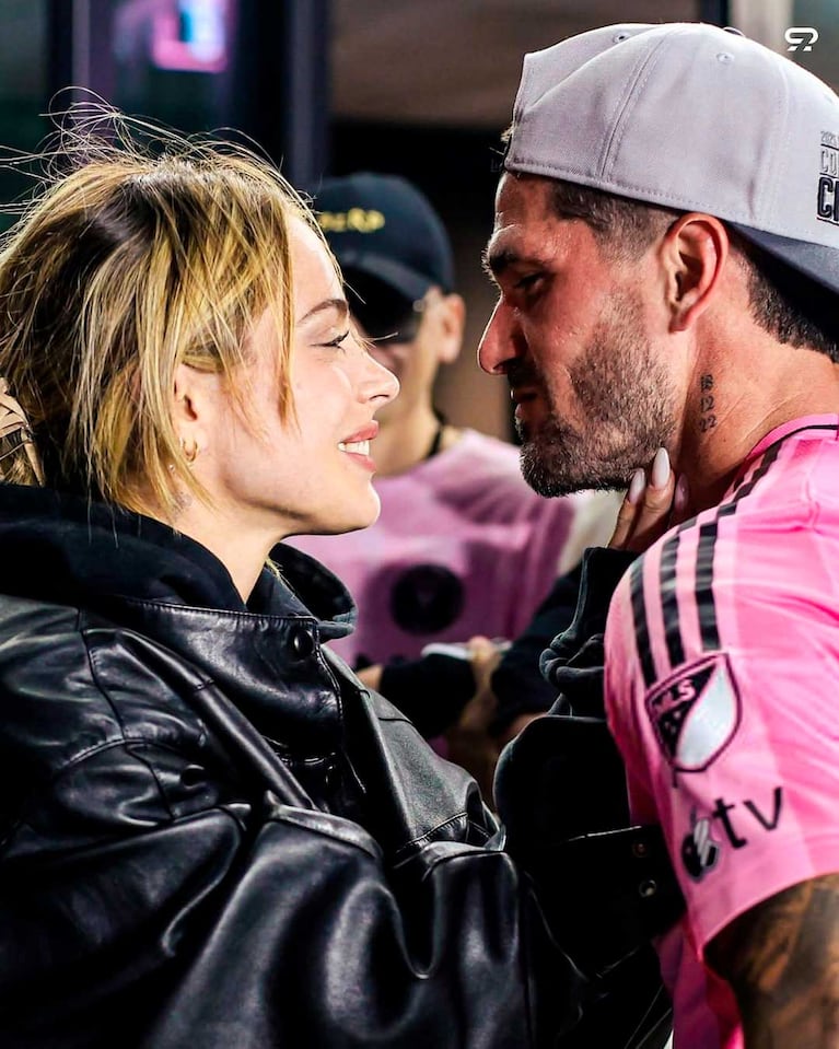 Tini Stoessel y Rodrigo de Paul en el Chase Stadium  (Foto: Instagram @naiaravecchio)