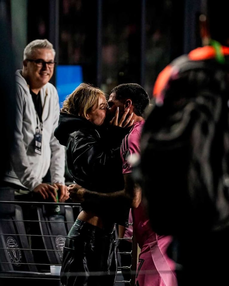 Tini Stoessel y Rodrigo de Paul en el Chase Stadium  (Foto: Instagram @naiaravecchio)