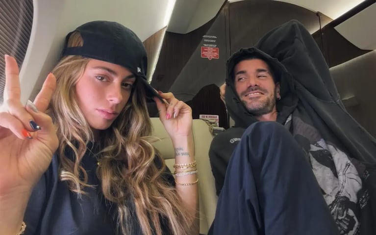 Tini Stoessel y Rodrigo De Paul en un avión privado , rumbo a un nuevo destino en su viaje.
Fuente: Instagram @rodridepaul