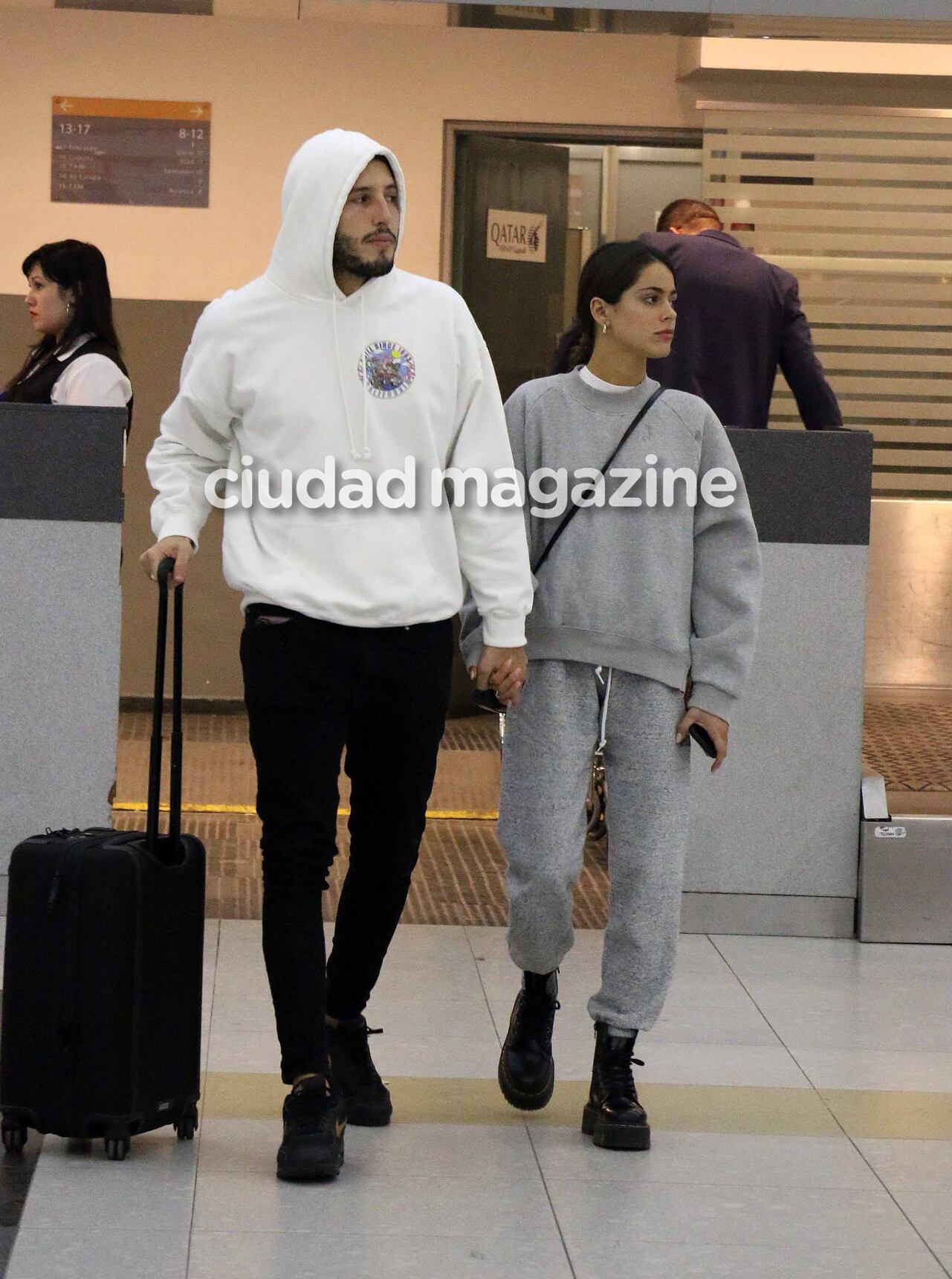 Tini Stoessel y Sebastián Yatra, enamorados en el Aeropuerto (Fotos: Movilpress). 
