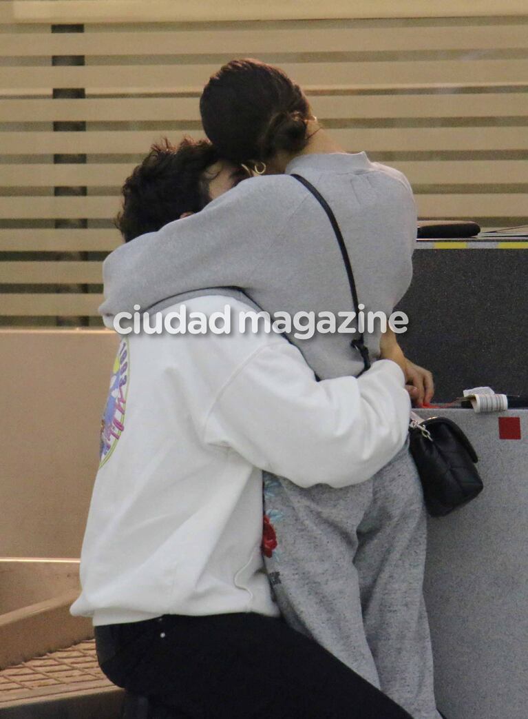 Tini Stoessel y Sebastián Yatra, enamorados en el Aeropuerto (Fotos: Movilpress). 