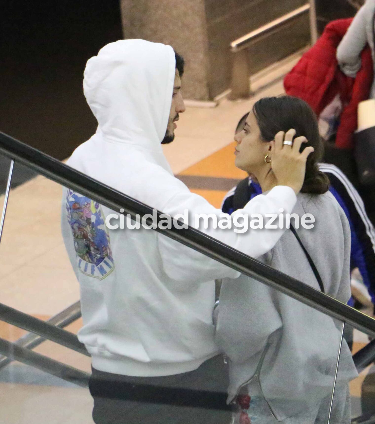 Tini Stoessel y Sebastián Yatra se mimaron en el Aeropuerto (Fotos: Movilpress). 