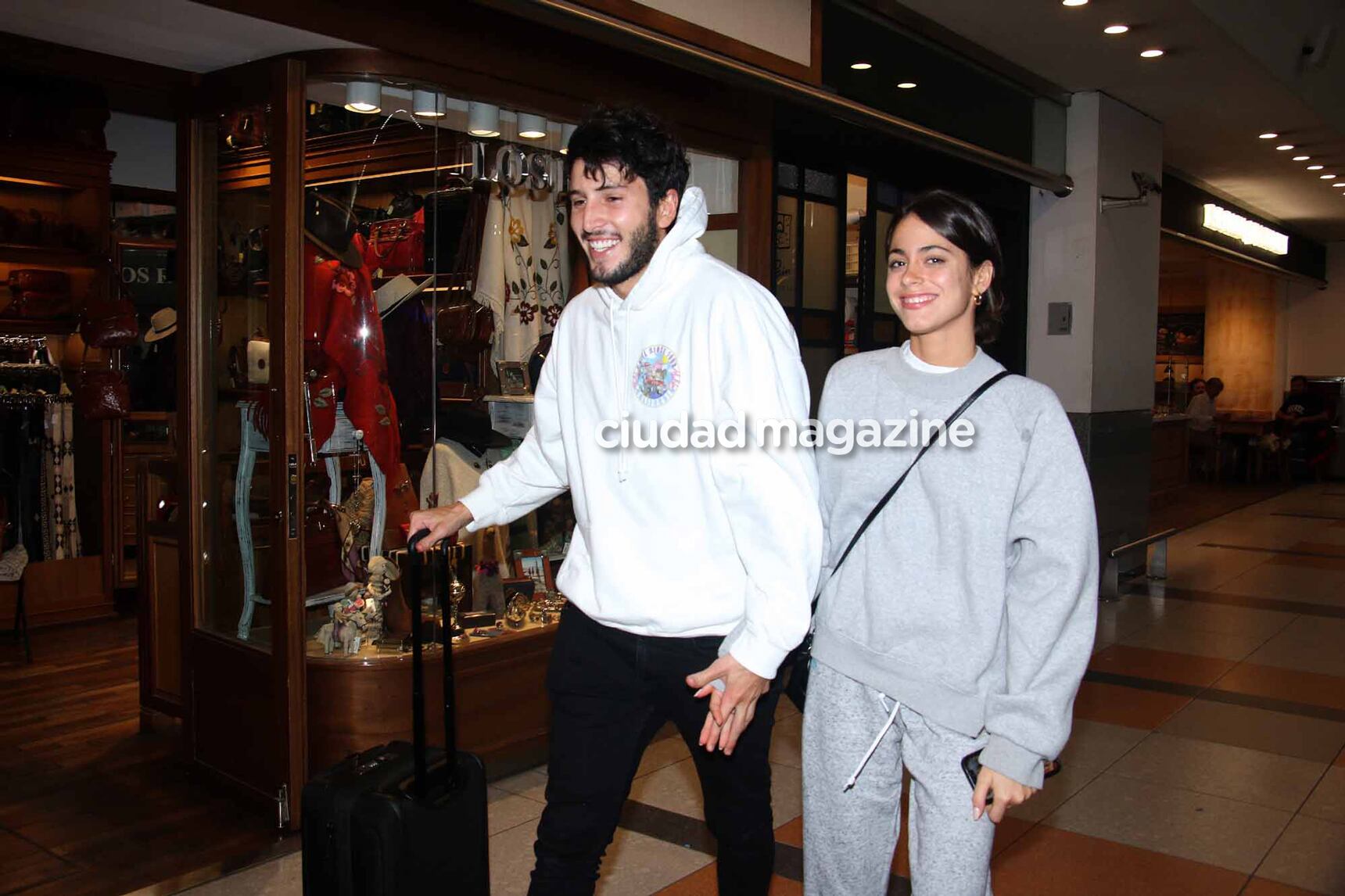 Tini Stoessel y Sebastián Yatra se mostraron enamorados ante la lente de Ciudad (Fotos: Movilpress). 
