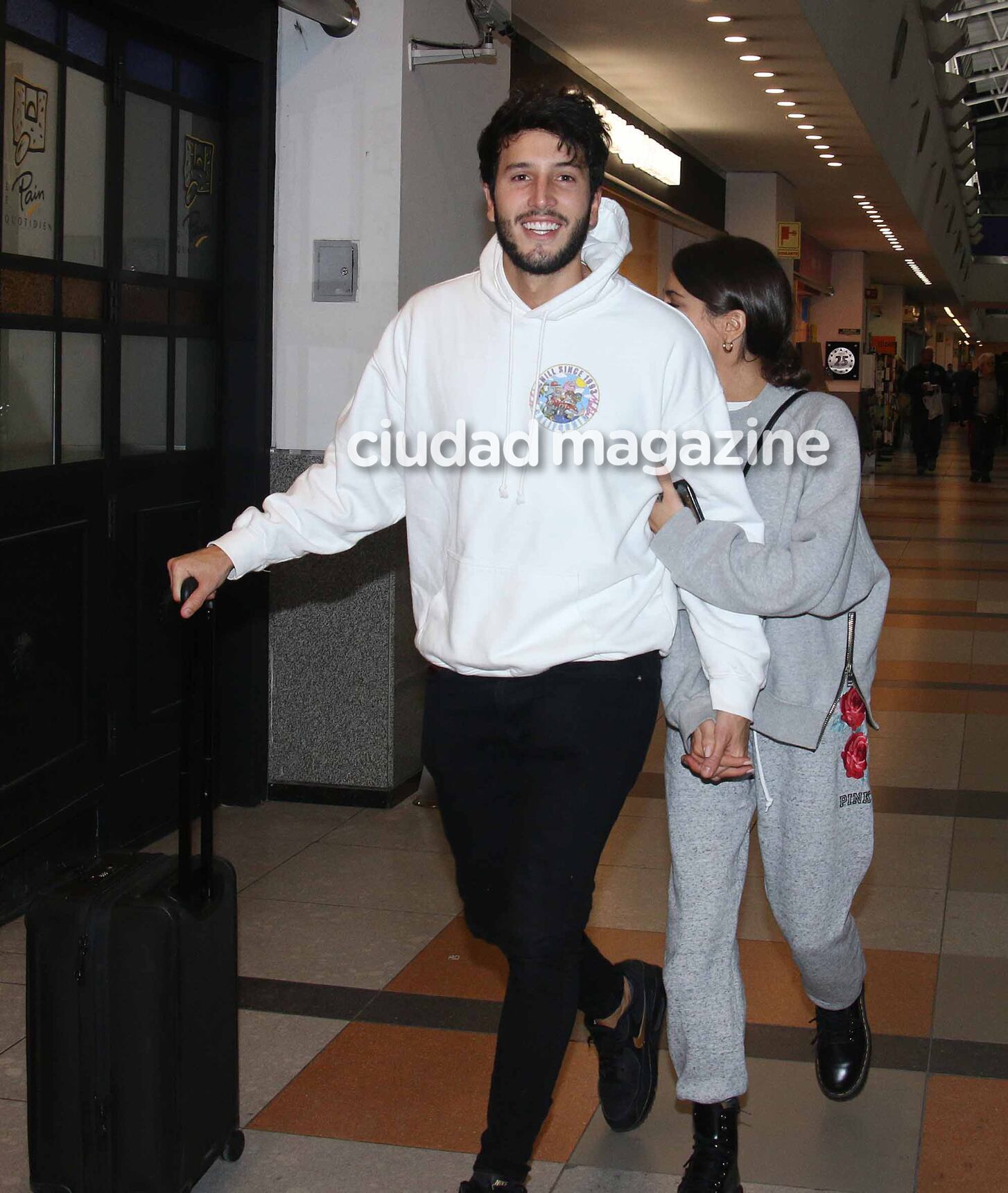 Tini Stoessel y Sebastián Yatra se mostraron enamorados ante la lente de Ciudad (Fotos: Movilpress). 