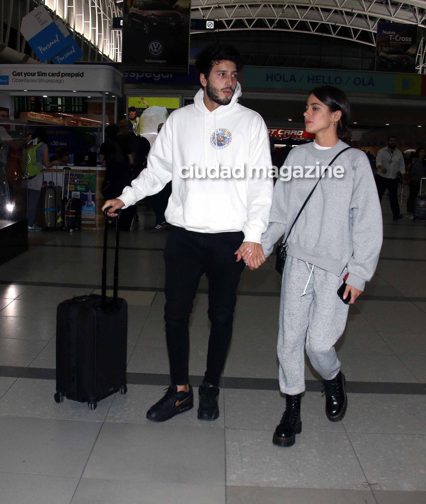 Tini Stoessel y Sebastián Yatra se mostraron enamorados ante la lente de Ciudad (Fotos: Movilpress). 