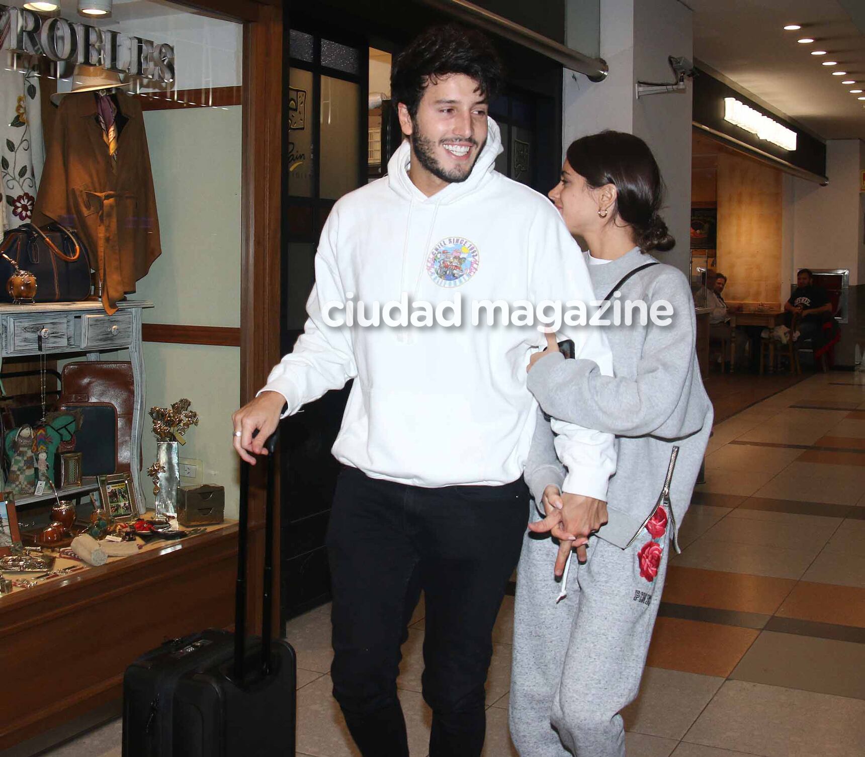 Tini Stoessel y Sebastián Yatra se mostraron enamorados ante la lente de Ciudad (Fotos: Movilpress). 