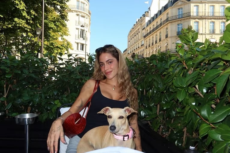 Tini viajó con su perrita Fifi, lo que podría ser por una estadía más larga vinculada a una posible boda