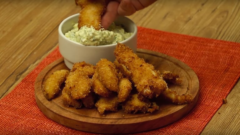 Tiritas de pollo con salsa tártara, una receta que sale fácil y en pocos pasos. Foto: Cucinare TV