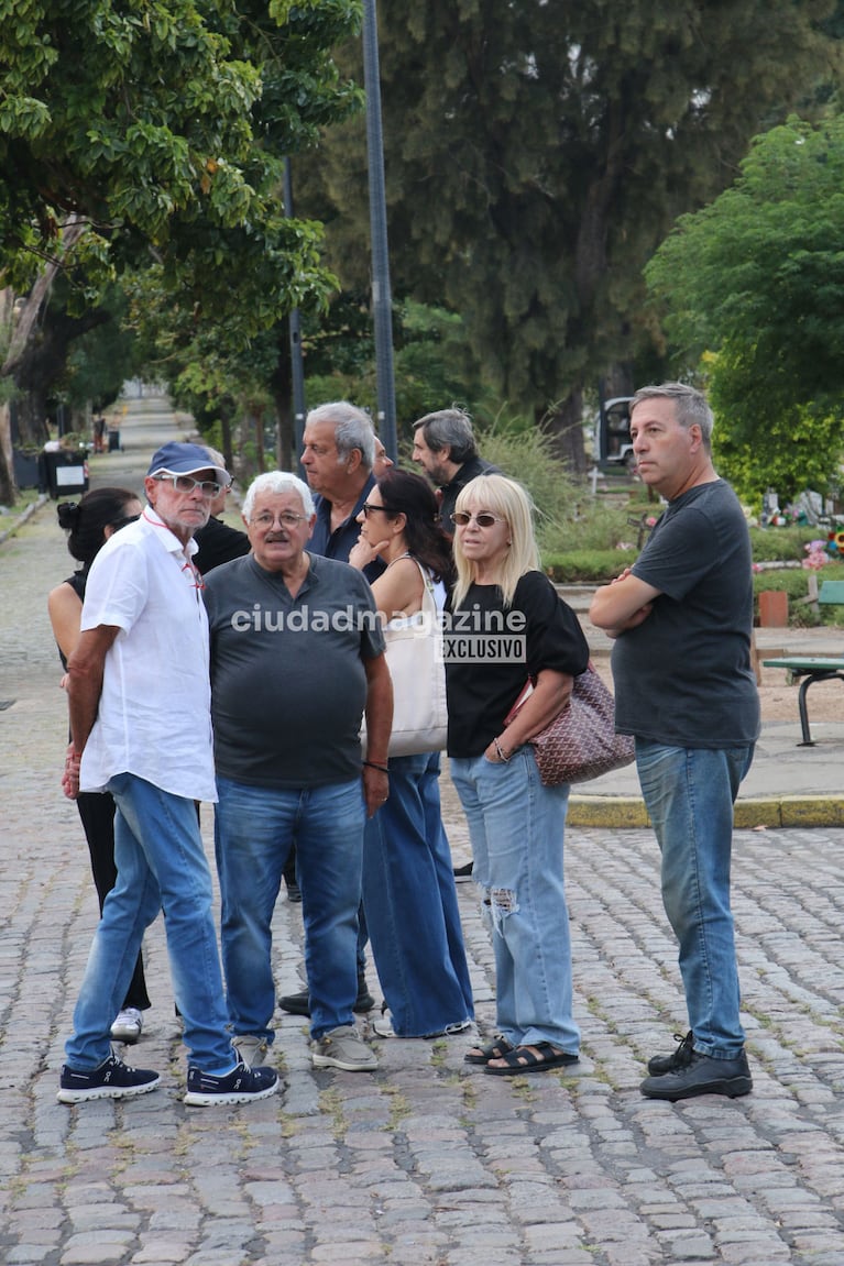 Tití Fernández y Claudia Villafañe en el entierro de Marcelo Araujo (Foto: Movilpress).