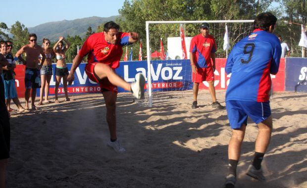 Tito Speranza despeja el peligro de su área, en el partido que ganaron junto a Pedro Alfonso. (Foto: La voz)