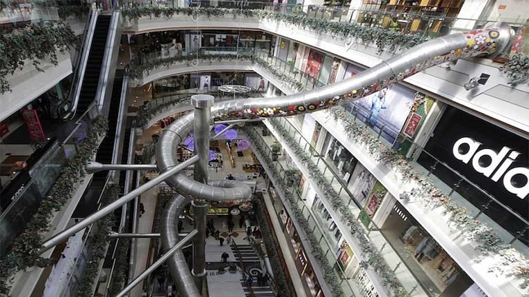 Tobogán gigante es la atracción de un centro comercial 