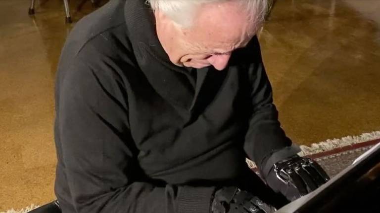 Toca el piano tras 20 años sin poder hacerlo y gracias a unos guantes biónicos