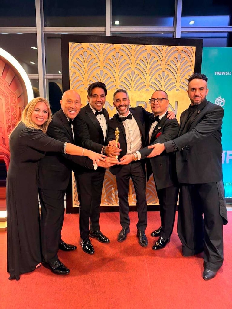 Todo el equipo de La Jaula de la Moda con el Martín Fierro obtenido (Foto: Coco Fernández)