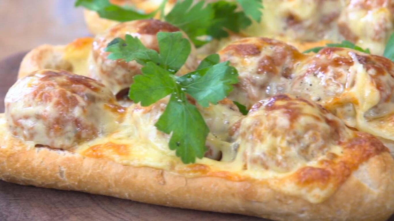 Todo en uno: la receta para preparar un pan relleno con albóndigas