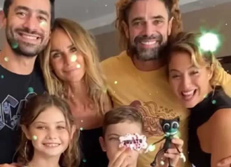 ¡Todos juntos! Sabrina Rojas, Tucu López, Flor Vigna y Luciano Castro con Esperanza y Fausto (Foto: Instagram / lucianocastro)