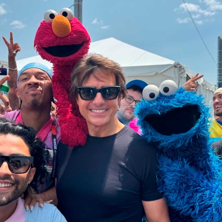 Tom Cruise y Elmo (Renée) Foto: X.com / @Kalshi_Film
