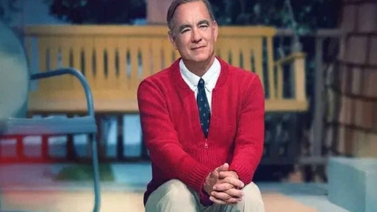 Tom Hanks se pone en la piel de Fred Rogers, un icónico conductor del programa infantil.