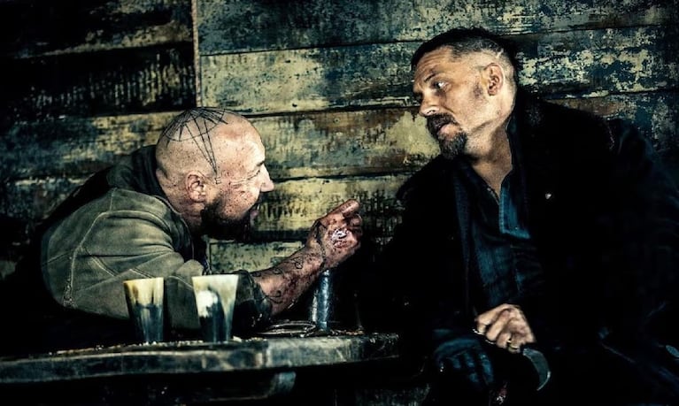 Tom Hardy es James Keziah Delaney, un hombre que regresa a Londres después de ser dado por muerto tras años en África.