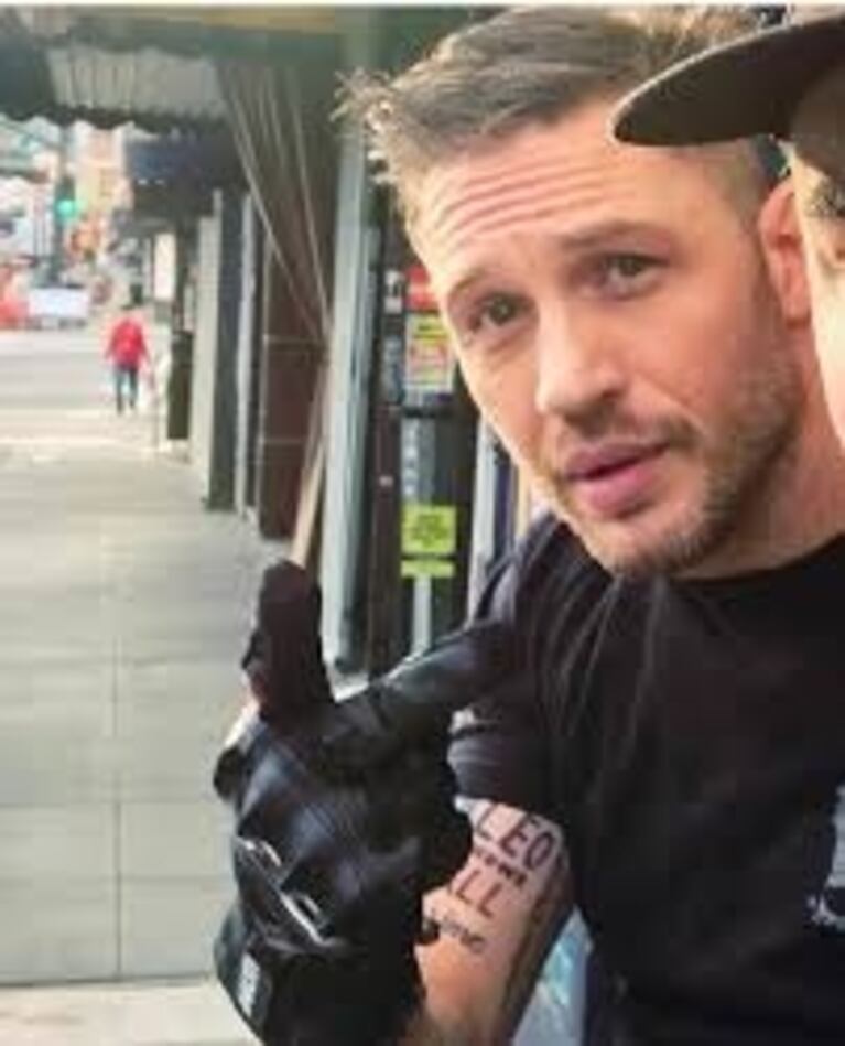 Tom Hardy se tatuó tras perder una apuesta de los premios Oscar