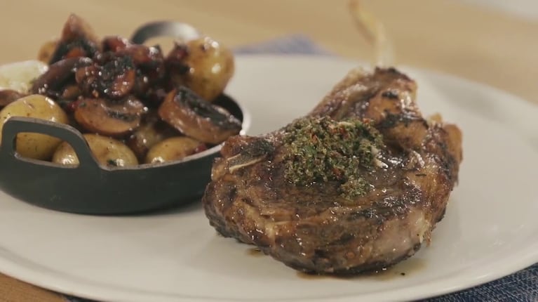 Tomahawk con cebollas caramelizadas: una receta distinta para los días especiales 