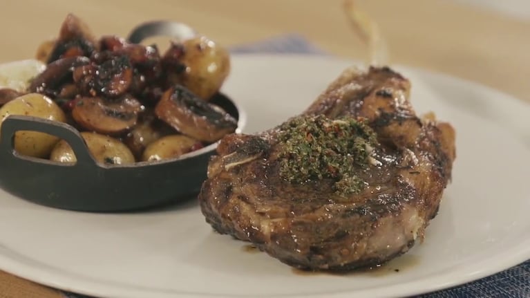 Tomahawk con cebollas caramelizadas: una receta distinta para los días especiales